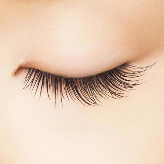 Cierre de ojo con pestañas largas y definidas, ideales para mostrar los beneficios del Serum De Pestañas.